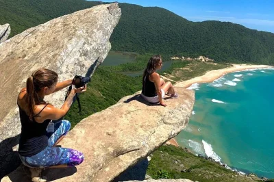 Florianópolis, morro da coroa : grimpez avec un guide local, profitez d’une séance photo pro au sommet et vivez la nature authentique de l’île. photos incluses.