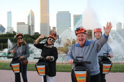 Siente la brisa de chicago en un tour en segway para grupos pequeños. recorre grant park, buckingham fountain, museum campus y soldier field con un guía local amable.