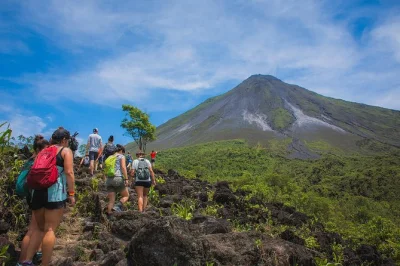 Scopri la foresta pluviale di arenal con un trekking al vulcano e la passeggiata sui ponti sospesi mistico, con guida locale, pranzo e relax alle sorgenti termali sul fiume.