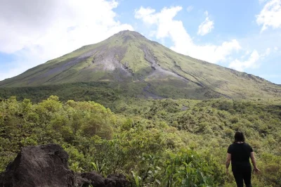 Esplora i sentieri della foresta pluviale al vulcano arenal, ascolta le storie di una guida locale, gusta un pranzo tipico costaricano e rilassati nelle sorgenti calde di choyin con il trasferimento d
