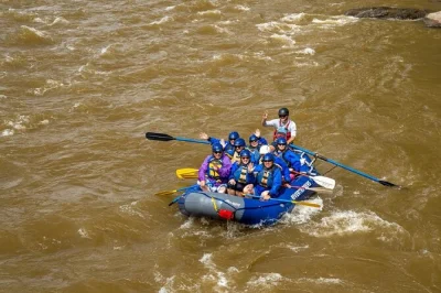 Erlebe durangos lower animas river bei einer schnellen familien-rafting-tour mit lokalen guides, kompletter ausrüstung und abholung – perfekt für ein spritziges abenteuer.