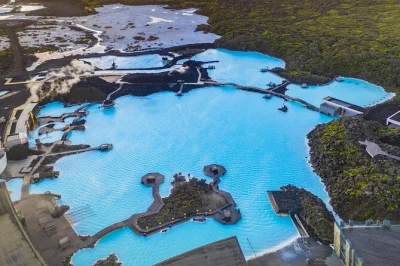 Siente el calor de los campos volcánicos de islandia, camina sobre lava cubierta de musgo con guía y relájate en las aguas termales de la laguna azul—incluye recogida y entrada.
