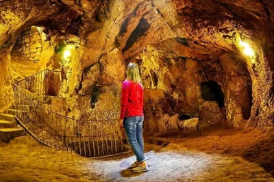 Découvrez les tunnels anciens sous vos pieds, baladez-vous le long de la rivière dans la vallée d’ihlara, et partagez un déjeuner au bord de l’eau lors de ce green tour complet en cappadoce, a