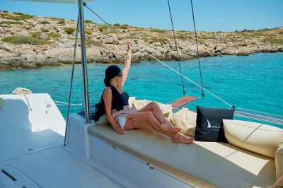 Navega desde creta a isla dia en un catamarán pequeño, nada en aguas cristalinas, disfruta de un almuerzo mediterráneo y barra libre con todo el equipo y tripulación local incluidos.