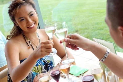 Luxuriöse private yarra valley tour für 2 personen. genießt wein-, gin-, käse- und schokoladenverkostungen sowie ein 3-gänge-mittagessen im domaine chandon. chauffeurservice ab melbourne inklusiv