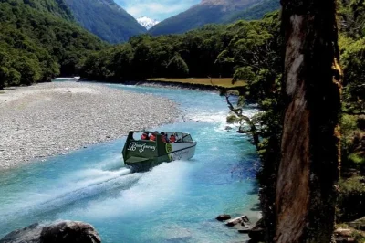Siente la emoción de un tour en jet boat por wanaka, explora el valle salvaje de matukituki a pie y descubre historias locales—incluye traslado y todo el equipo.