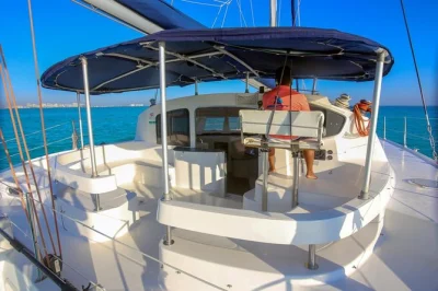 Erlebe cancun und isla mujeres auf einer privaten katamaran-tour: schnorcheln im unterwassermuseum, entspannen am north beach, offene bar und lockere crew inklusive.