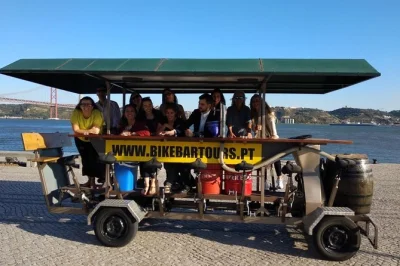 Disfruta con amigos en un tour en beer bike por lisboa junto al río, pasando por el puente 25 de abril y el cristo rey. incluye cerveza fresca y guía local.