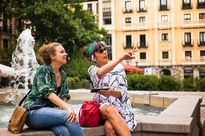 Siente el pulso de madrid en un tour privado con un local, visita el palacio real, plaza mayor, puerta del sol y disfruta un dulce típico. grupo pequeño, carbono neutral.