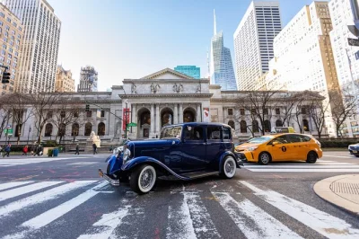 Erlebe manhattan der 1920er in einem privaten oldtimer mit vintage-musik und kostüm-guide. entdecke grand central, times square & mehr. abholung inklusive.