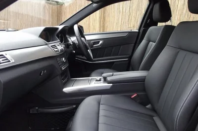 Prenota un trasferimento privato in mercedes dall’hotel croke park all’aeroporto di dublino. autista autorizzato, servizio porta a porta, wifi e acqua in bottiglia inclusi.