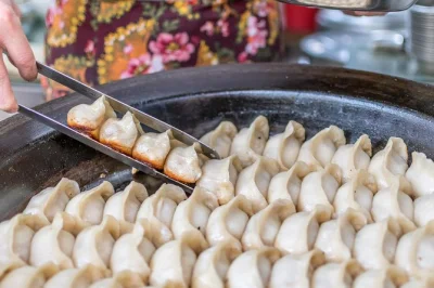 Inizia la giornata con il tour della colazione di strada a shanghai: assaggia wonton, jianbing, noodles tirati a mano e altro con una guida locale. include degustazioni, tè e consigli esclusivi.