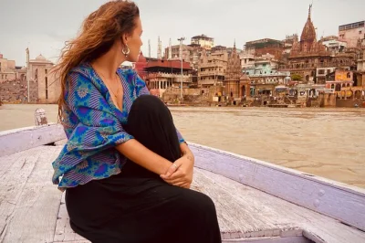 Deslize pelos ghats antigos de varanasi ao amanhecer, ouça histórias do guia, saboreie masala chai e acompanhe os rituais matinais. inclui água e guarda-chuvas.