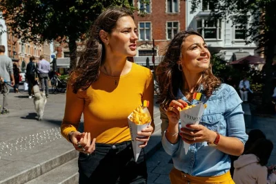 Entdecke brügge bei einer privaten food-tour mit 10 verkostungen, inklusive waffeln, pommes & lokalen spezialitäten. stadt-highlights und vegetarische optionen inklusive.