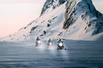 Scopri gullfoss, guida un super-jeep fino al ghiacciaio langjökull e sfreccia in motoslitta tra vette vulcaniche in questo tour del golden circle con pick-up in hotel.
