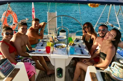 Disfruta la brisa atlántica en un paseo en velero desde morro jable, avistando delfines, haciendo snorkel en calas tranquilas y saboreando un almuerzo canario fresco—con recogida en hotel incluida.