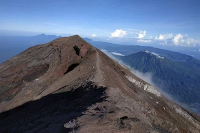 Besteige den mount agung zum sonnenaufgang mit einem lokalen guide. erlebe balis höchsten vulkan, atemberaubende morgenblicke und ein echtes abenteuer. jetzt platz sichern.