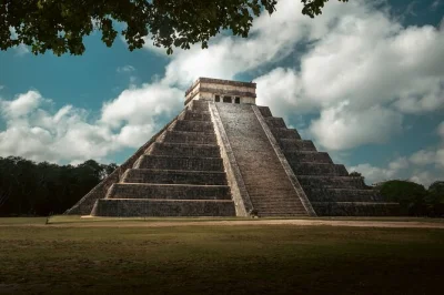 Scopri chichen itza senza folla, nuota nel cenote hubiku, sali sulla piramide di ek balam e gusta un pranzo tipico—con pick-up e guida locale inclusi.
