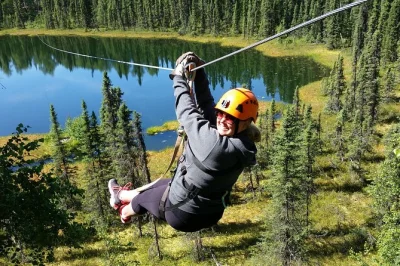 Sinta a adrenalina no tour de zipline em denali, talkeetna, alaska. voe sobre vales, atravesse pontes suspensas e aproveite uma aventura em grupo pequeno com todo o equipamento incluso.