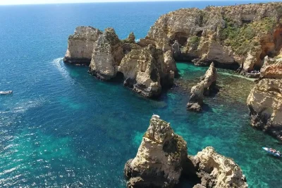 Vivi la brezza marina a bordo di una barca tradizionale nelle grotte di ponta da piedade a lagos, con viste ravvicinate su scogliere di arenaria e spiagge segrete. tutte le tasse incluse.