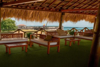 Découvrez l’île de tierra bomba avec une visite guidée du fort san fernando, un déjeuner local au bord de la mer et un moment de détente sur la seule plage près du fort à cartagena — avec t