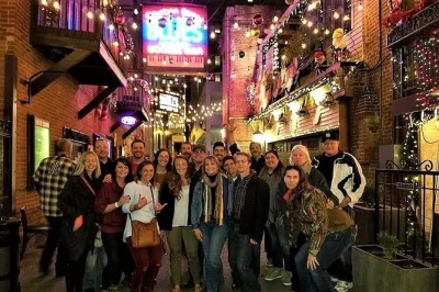 Découvrez nashville à travers une visite à pied des honky-tonks avec un comédien, entre anecdotes, rires et avantages dans les bars. visite complète avec réductions incluses.