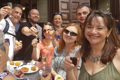 Recorre el casco antiguo de madrid con un guía local, disfrutando de tapas clásicas y vinos españoles en cuatro bares con ambiente auténtico. todo incluido: comida, bebida y anécdotas.