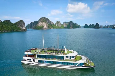Descubre la bahía de halong navegando entre sus islas de piedra caliza, explora la cueva sung sot, haz kayak en la cueva luon y disfruta de un almuerzo buffet fresco. incluye recogida en hotel y fies
