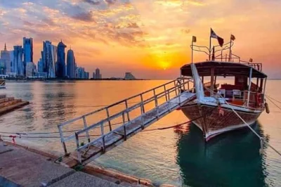 Doha, corniche et skyline : embarquez depuis box park sur un dhow traditionnel, admirez les lumières de la ville et profitez d’une croisière avec transfert climatisé.