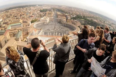 Siente la energía de roma desde la cúpula de san pedro, recorre la basílica y los museos vaticanos, y descubre la capilla sixtina con acceso prioritario y guía local.