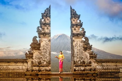 Erlebe das bali gate of heaven am lempuyang tempel, schlendere durch grüne reisterrassen, entdecke tirta gangga & erfrische dich an wasserfällen. private tour mit hoteltransfer.