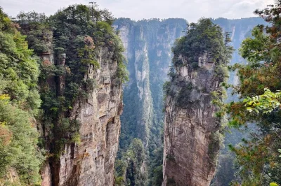 Feel the misty heights of zhangjiajie with flexible 4-day tickets, cable car rides, and the bailong elevator. includes eco-bus access and easy entry—passport required.