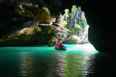 Descubre la bahía de phang nga en lancha rápida, rema en kayak por las cuevas de hong island, disfruta un almuerzo en un pueblo sobre pilotes y relájate en la playa naka noi. incluye recogida.