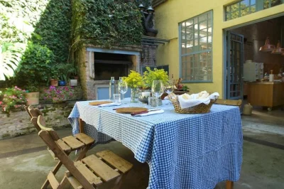 Scopri palermo viejo con una lezione pratica di asado, passeggiata tra murales e degustazione di vino con salumi locali—cibo, bevande e guida inclusi.