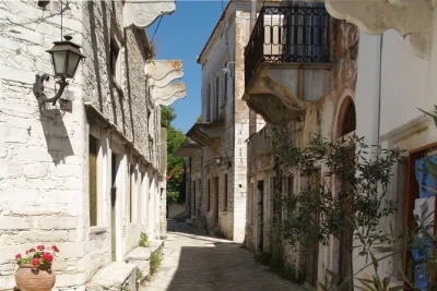 Descubre los pueblos de naxos: cerámica en damalas, cata de kitron en chalki, aceite de oliva y la iglesia antigua de filoti, todo con transporte privado y guía local.