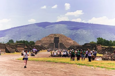 Scopri le piramidi di teotihuacán, la basilica di guadalupe e plaza de las tres culturas con guida locale. include degustazione, trasferimenti e pausa pranzo.