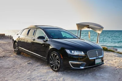 Reserve uma limousine lincoln stretch com wifi, bar e petiscos para seu transfer do aeroporto de cancun a playa del carmen. chegue relaxado, com conforto e privacidade.