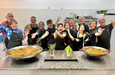 Comece o dia no mercado de ruzafa, escolha ingredientes fresquinhos, aprenda a fazer paella valenciana com chef local e aproveite tapas, vinho e muita diversão em grupo pequeno.