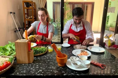 Découvrez la cuisine familiale de hoi an, préparez 4 plats vietnamiens avec jolie, partagez un déjeuner convivial. options végétariennes et boissons incluses, petits groupes.