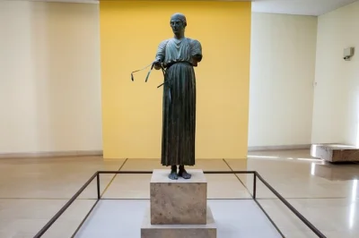 Scopri il fascino di delphi con una gita privata da atene, con pick-up in hotel, visita alle rovine, museo e pausa pranzo nel villaggio.