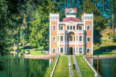 Scopri il castello di chautla, passeggia tra i campi di lavanda e ammira le lucciole che illuminano la notte. include pick-up privato, snack e guida locale bilingue.