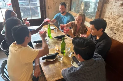 New orleans french quarter: genieße klassische cocktails, lokale spezialitäten und spannende geschichten bei einer kleinen gruppe. inklusive 4 verkostungen, erfahrener guide und echtes nightlife-fee