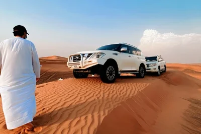 Découvrez l’excitation du dune bashing dans le désert de lahbab à dubai, essayez le sandboard, détendez-vous dans un camp 5 étoiles avec dîner bbq et spectacles. transfert hôtel et guide incl