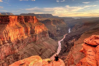 Sinta a imensidão do grand canyon west rim, atravesse o skywalk, conheça a cultura hualapai e visite a hoover dam, tudo com conforto e grupo pequeno.