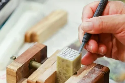 Entdecken sie die terrakotta-krieger von xi’an, probieren sie authentische lokale snacks und gravieren sie ihr eigenes siegel auf dieser privaten führung. abholung vom hotel inklusive.