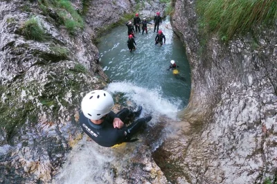 Erlebe canyoning in bovec im sušec canyon. geführte tour mit sprüngen, rutschen & schwimmen. ausrüstung, fotos & transport inklusive. jetzt platz sichern!