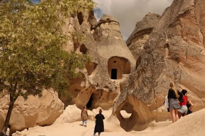 Survolez les cheminées de fées, explorez des tunnels millénaires et rencontrez des artisans locaux lors d’une visite privée en cappadoce avec guide, transport et entrées inclus.