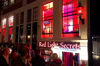 Descubra o red light district de amsterdam com um guia local, conheça histórias reais, explore ruas históricas e ganhe um mapa para explorar sozinho e um presente especial.