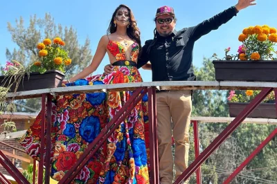 Scopri i canali di xochimilco su una colorata trajinera, assapora tequila, ascolta mariachi dal vivo, gusta cibo fresco e ascolta storie locali. include bevande, guida e comodo pick-up.
