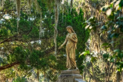 Découvrez le cimetière bonaventure à savannah avec un guide local, écoutez les histoires de little gracie, les symboles victoriens et l’histoire du sud. accessible en fauteuil roulant.